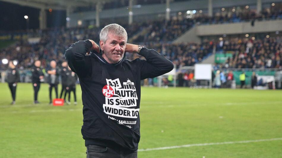 Kaiserslauterns Trainer Friedhelm Funkel nach dem Halbfinal-Erfolg im Pokal in Saarbrücken