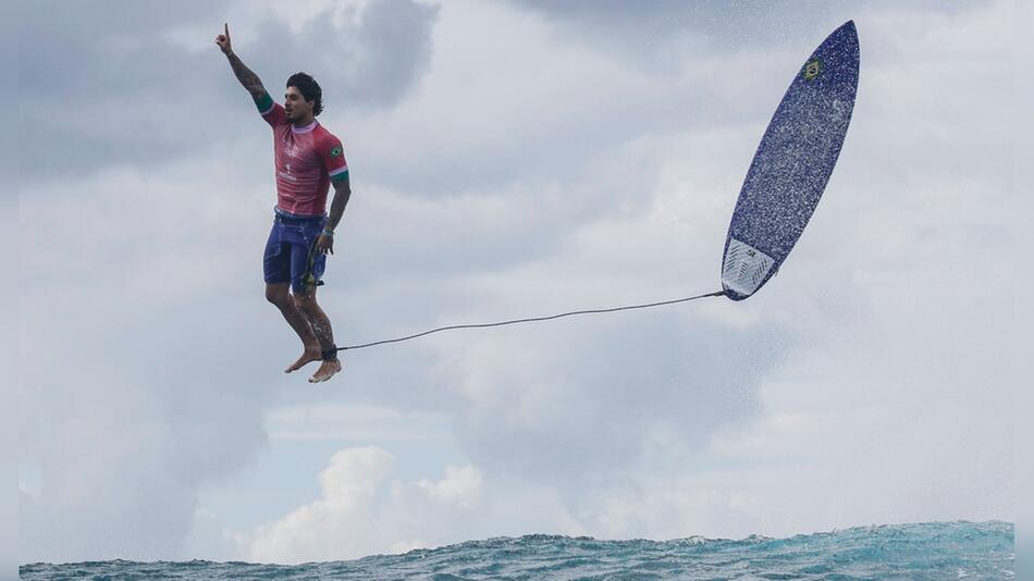 Nur eine von vielen viralen Szenen aus Olympia: Surfer Gabriel Medina nach seinem ...