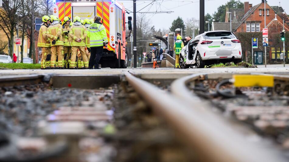 Auto kollidiert mit Stadtbahn