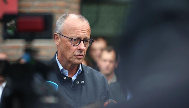 Bundeskanzler Merz besucht Waldbrandgebiet in Hürtgenwald