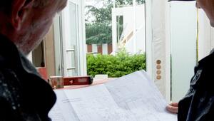 Bauleiter und Monteur besprechen Bauplan
