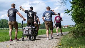 Männer mit Bollerwagen