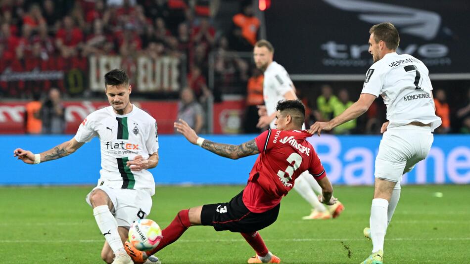 Leverkusens Piero Hincapie foult Mönchengladbachs Julian Weigl am 21. Mai 2023 brutal