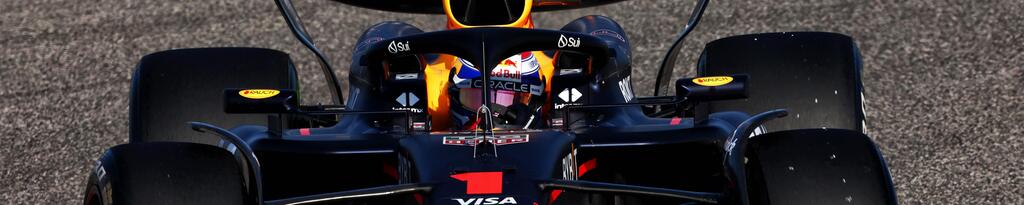 Weltmeister Max Verstappen steuert seinen Red Bull bei den Formel-1-Tests über den Kurs in Bahrain