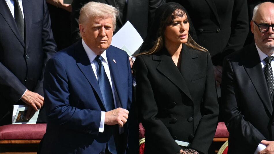 Donald Trump und First Lady Melania Trump bei der Trauerfeier für Papst Franziskus.