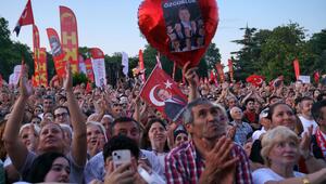 Zehntausende protestieren für Ekrem İmamoğlu und halten Bilder von ihm hoch