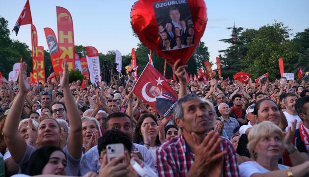 Zehntausende protestieren für Ekrem İmamoğlu und halten Bilder von ihm hoch