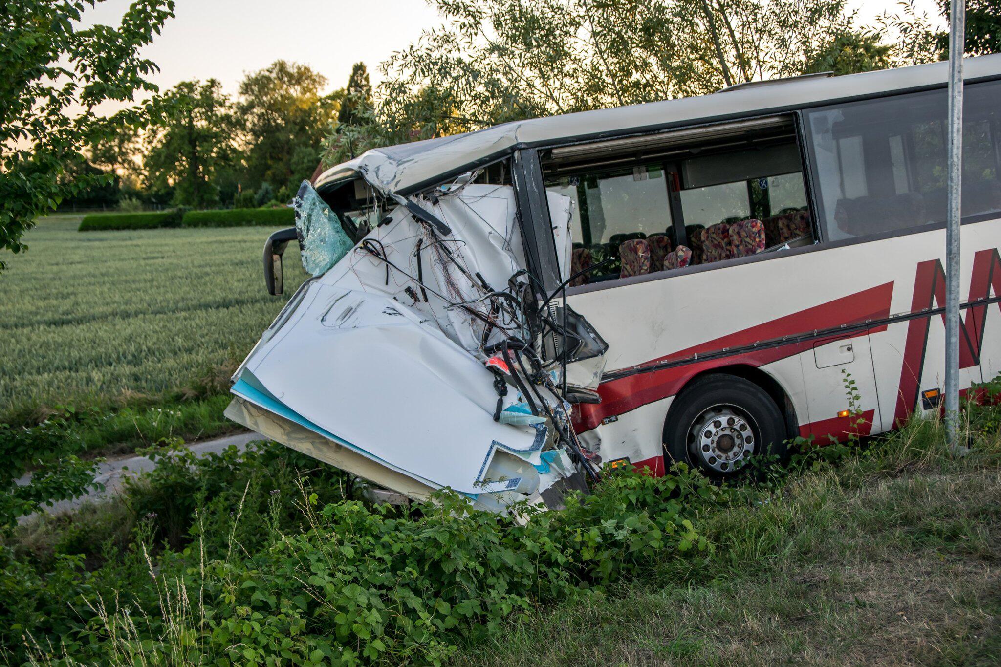 Auf dem Weg zum Jugendcamp: 46 Verletzte bei Busunfall | WEB.DE