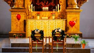 Geschmückte Stühle stehen vor dem Altar einer Kirche
