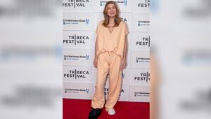 Ellen Pompeo lief am Samstag mit einer Fußschiene über den roten Teppich in New York.