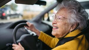 Autofahrer, Auto, Alter, Kfz-Versicherung, Senioren, Alterszuschläge, Spartipps
