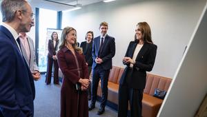 Prinzessin Kate (r.) hat sich mit Melinda French Gates getroffen.