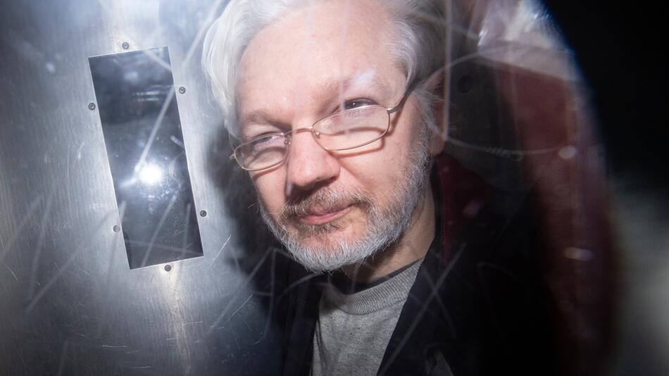 Partnerin bittet Gericht um Freilassung von Assange