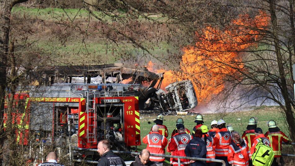 Unfall mit Tanklaster und Stadtbahn