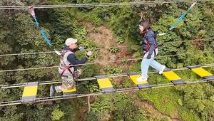 Romantischer Nervenkitzel: Heiratsantrag auf Hängebrücke führt zu Tränen