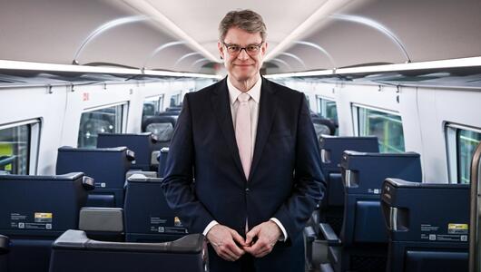 Bundesverkehrsminister Patrick Schnieder (CDU) in einem ICE