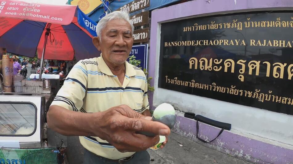 Lung Som verkauft im thailändischen Bangkok Eis, das fliegen kann