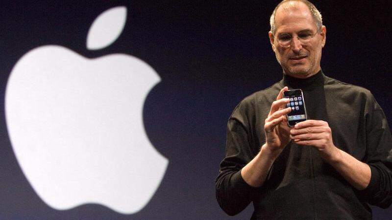 Steve Jobs zeigt erstes iPhone