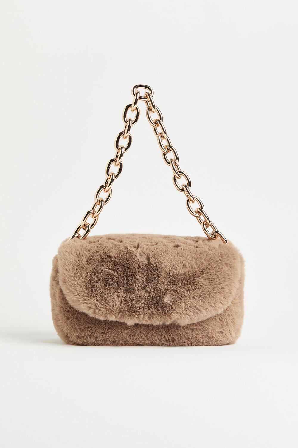 Veredelt den Winter: Handtasche aus Fake Fur von H&M.