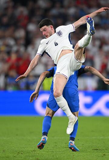 Englands Nationalspieler Declan Rice fällt im Zweikampf über einen Slowenen