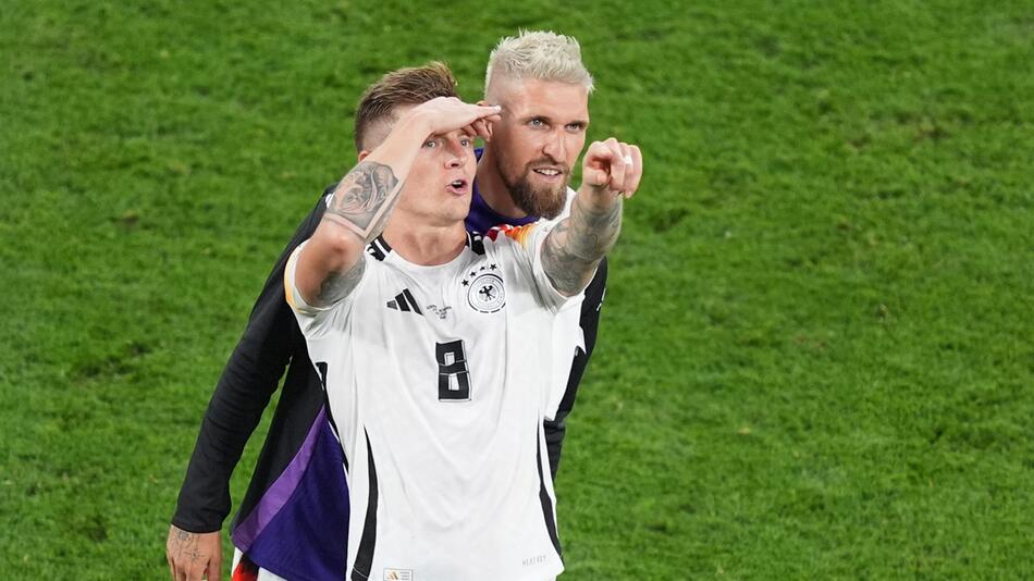 Toni Kroos und Robert Andrich nach dem EM-Achtelfinale gegen Dänemark