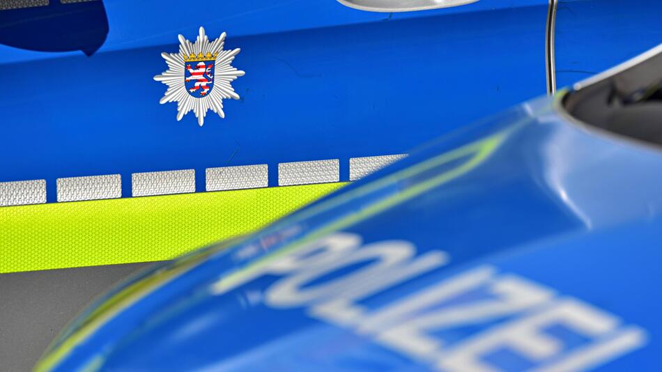 Polizeiautos mit hessischem Landeswappen