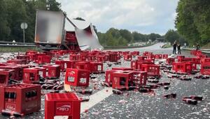 Cola-Chaos auf der A7: Laster verliert tausende Flaschen während der Fahrt