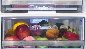 Obst und Gemüse liegt in einem Kühlschrank