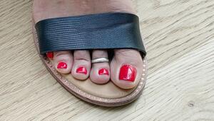Frau trägt Sandalen