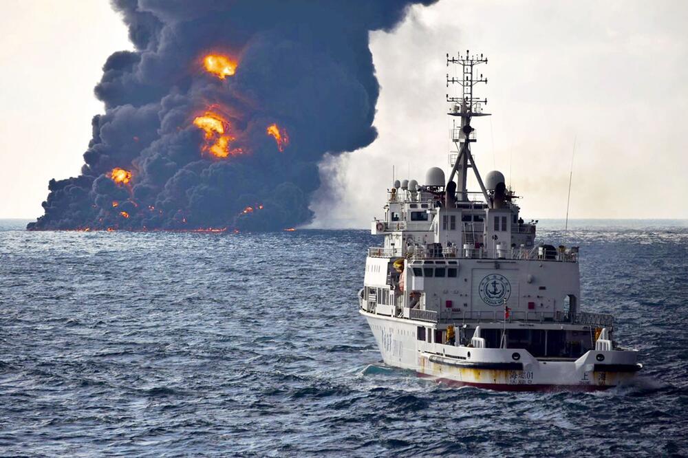 Brennender Tanker «Sanchi»