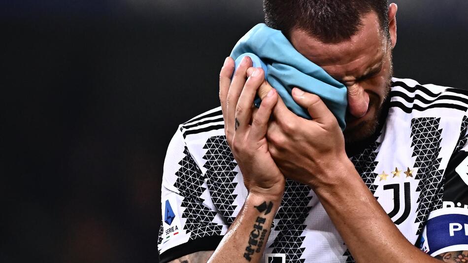 Juventus Turins Kapitän Leonardo Bonucci kühlt eine Kopfverletzung