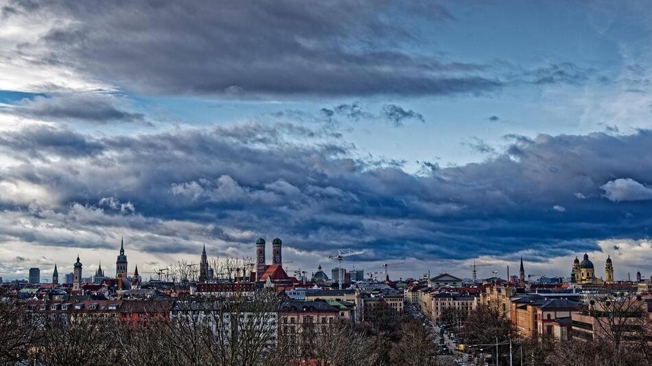 Am Wochenende verziehen sich die Wolken über Deutschland immer mehr.