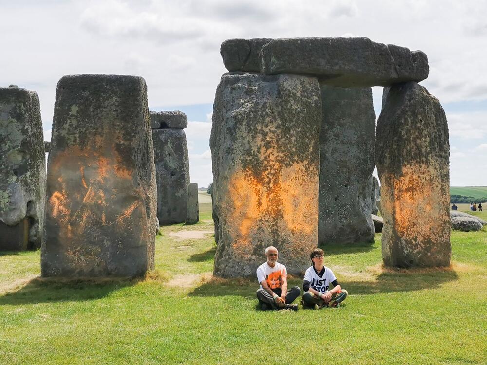 Klimademonstranten sprühen orangefarbene Substanz auf Stonehenge