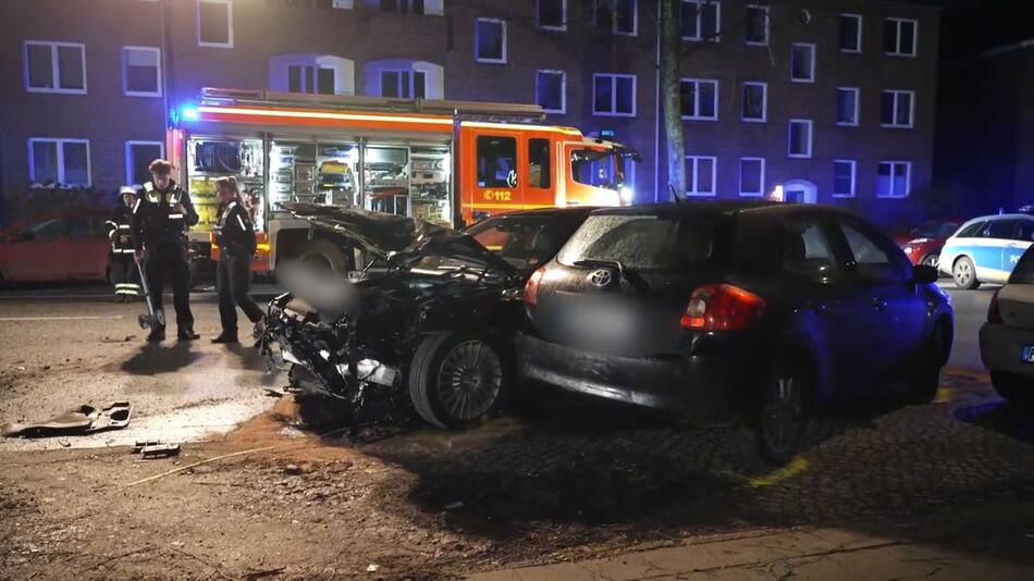 Trümmerfeld in Hamburg-Langenhorn: Auto rast gegen Fahrzeuge und Laterne