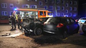 Trümmerfeld in Hamburg-Langenhorn: Auto rast gegen Fahrzeuge und Laterne