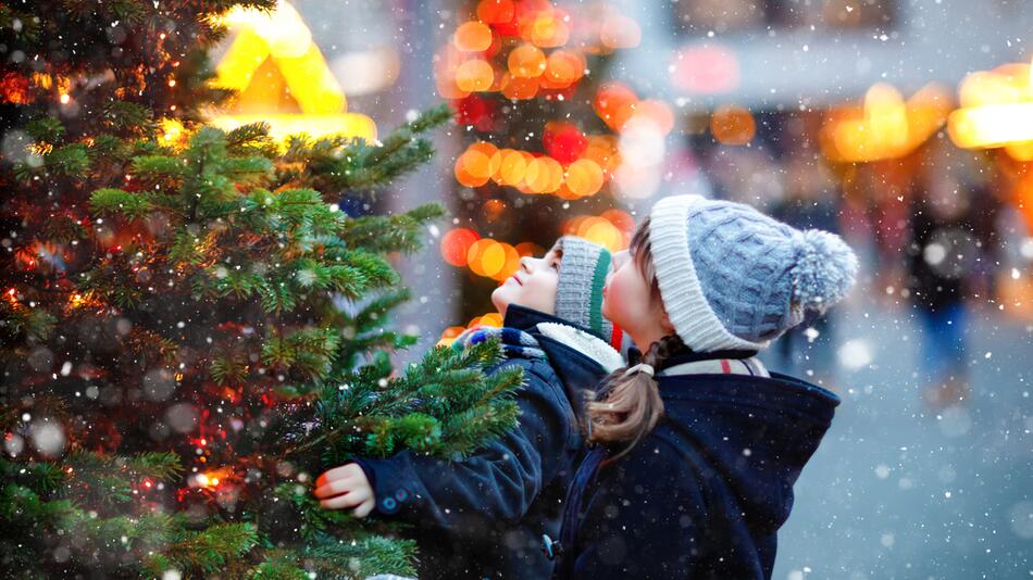 Kinder unterm Weihnachtsbaum