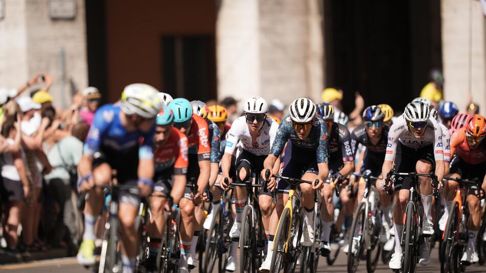 Die Tour de France fährt auf der zweiten Etappe durch Bologna