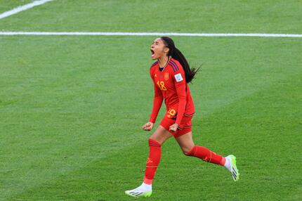 Selma Baralelo viert het winnende doelpunt voor Spanje in de kwartfinale van het WK tegen Nederland