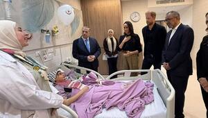 Prinz Harry (2.v.r.) und Herzogin Meghan (3.v.r.) haben ein Krankenhaus im jordanischen Amman ...