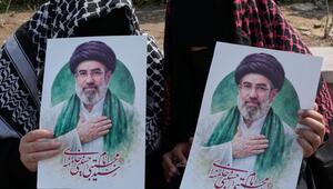 Plakate des neuen iranischen Staatsoberhaupts Modschtaba Chamenei