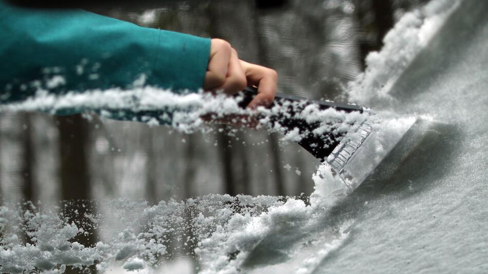 Auto vom Schnee befreien