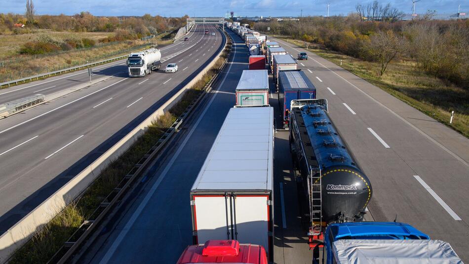 Unfall mit mehreren Lkw auf der A2