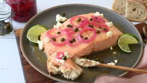 Gegrillter Lachs mit eingelegten Zwiebeln und Kapern