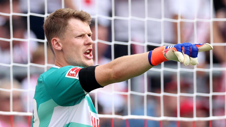 Alexander Nübel vom VfB Stuttgart gibt aus seinem Tor heraus Anweisungen