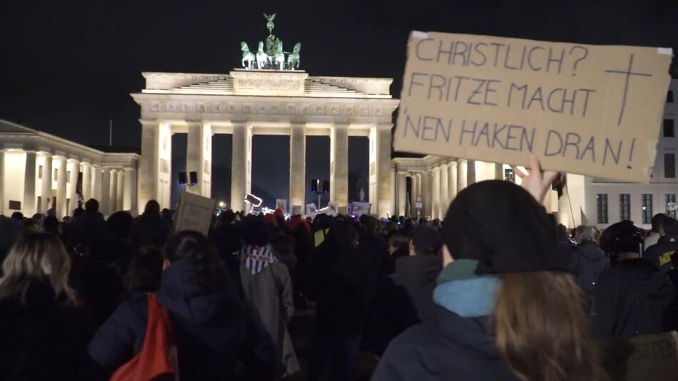 "Wir sind die Brandmauer": Hunderte demonstrieren am Brandenburger Tor gegen Rechts