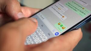 Mann tippt eine Whatsapp-Nachricht
