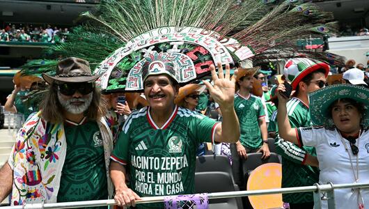 Ein mexikanischer Fan freut sich im Aztekenstadion.