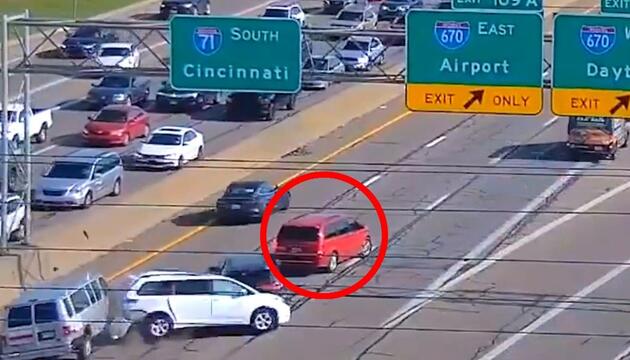 Ausfahrt verpasst: Fahrer stoppt mitten auf Highway – dann kracht es