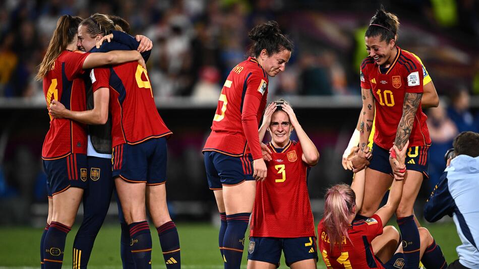 Die spanischen Spielerinnen feiern unmittelbar nach Abpfiff ihren WM-Sieg .