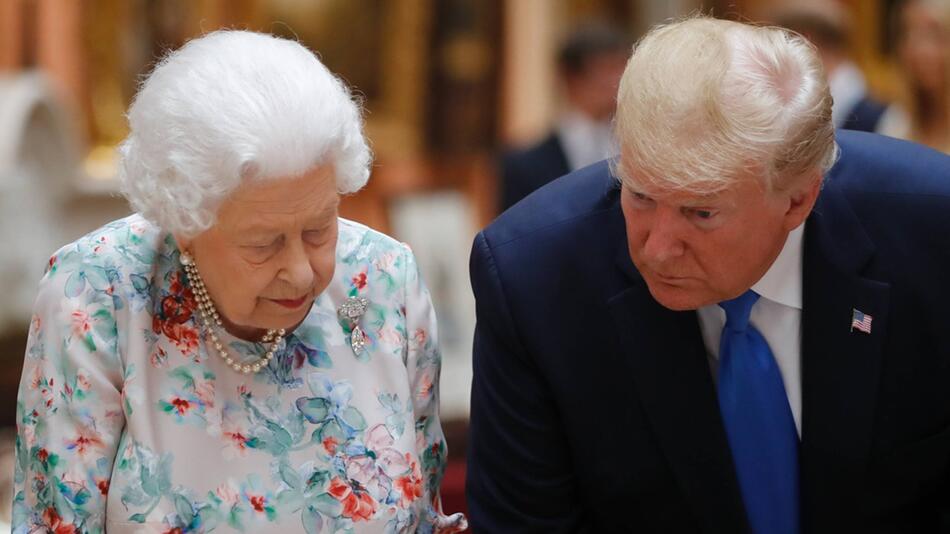 Donald Trump während eines Staatsbesuchs in Großbritannien mit Queen Elizabeth II.